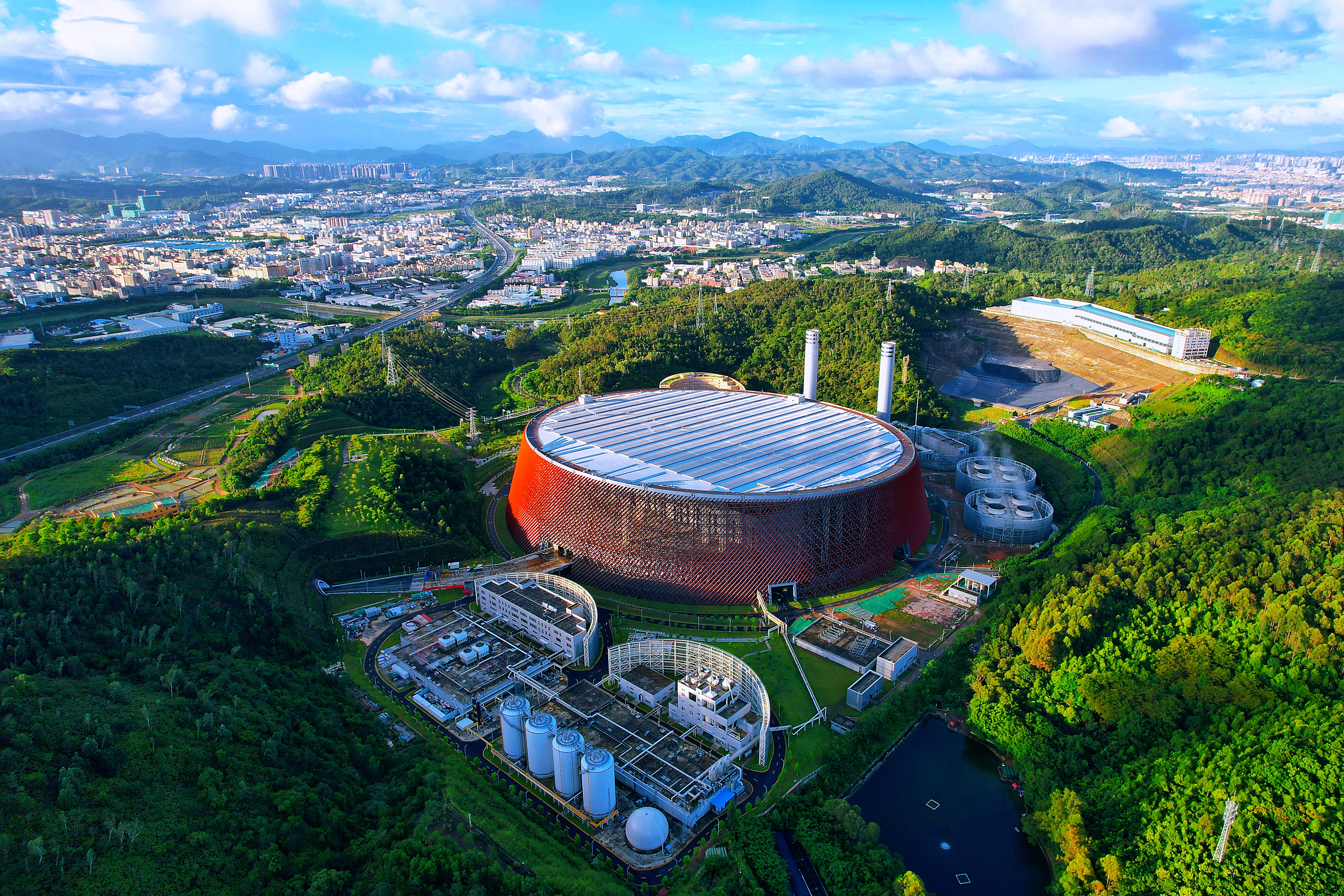 深圳市東部環(huán)保電廠綜合主廠房透空圍護(hù)及附屬構(gòu)筑物屋墻面系統(tǒng)工程全景圖